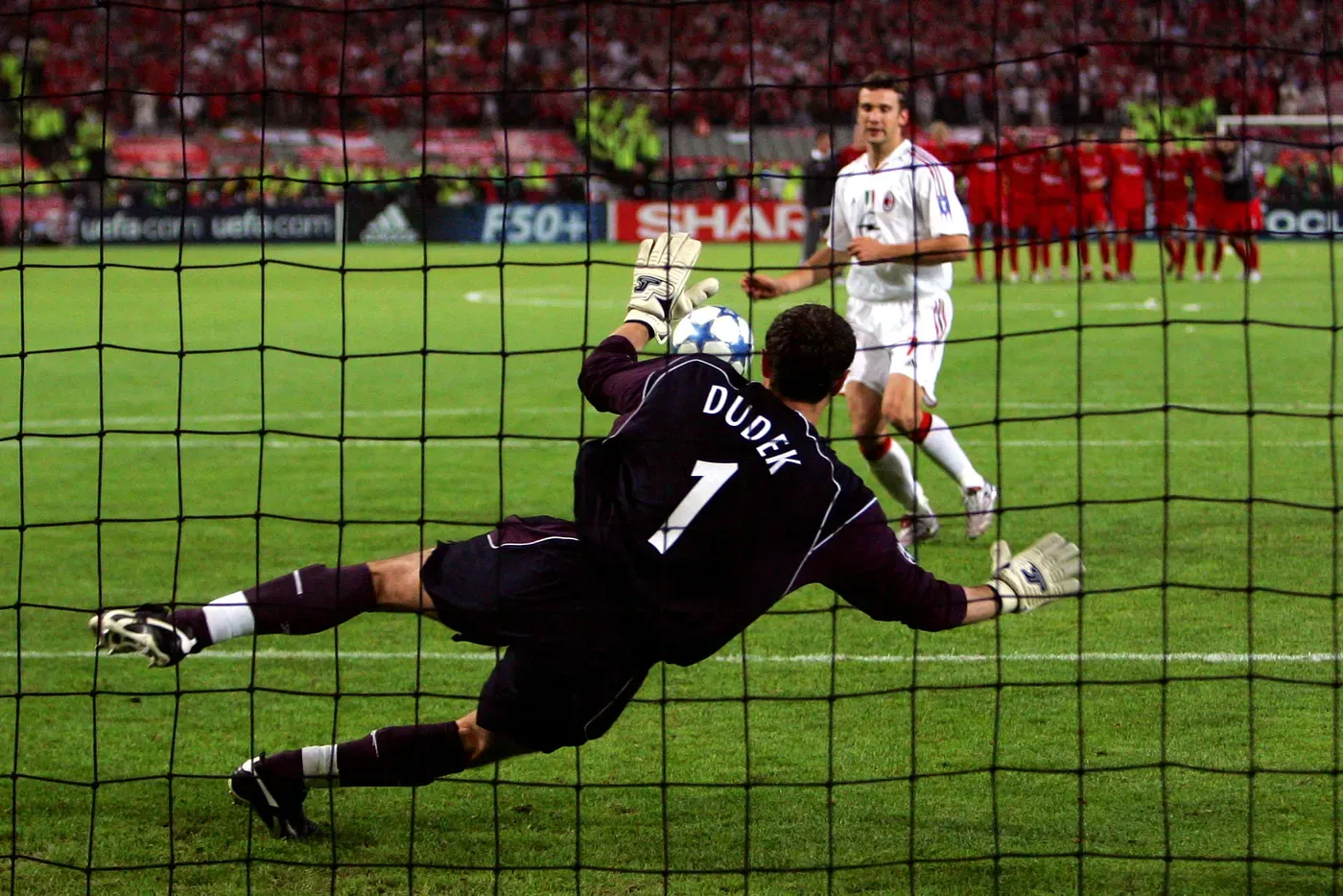 Jerzy Dudek at the line in the Istanbul penalty shootout